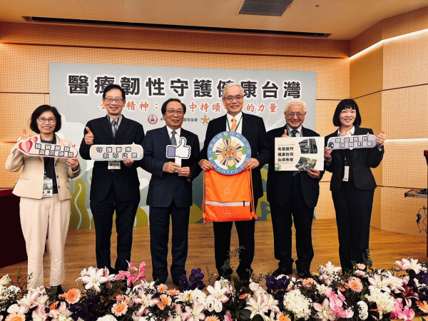 圖說：新竹分院陳曾基院長（右二）偕團隊，與北榮陳威明總院長（右三）及陳志鴻副召集人（左三）合影。